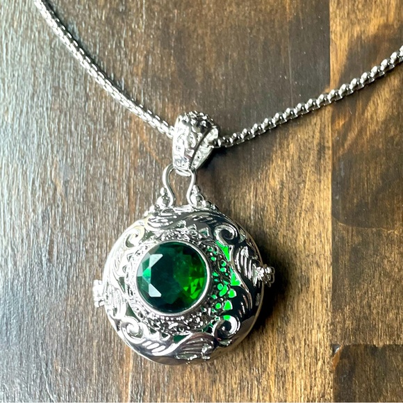 Antique Jewelry - Green Rock Pendant Necklace